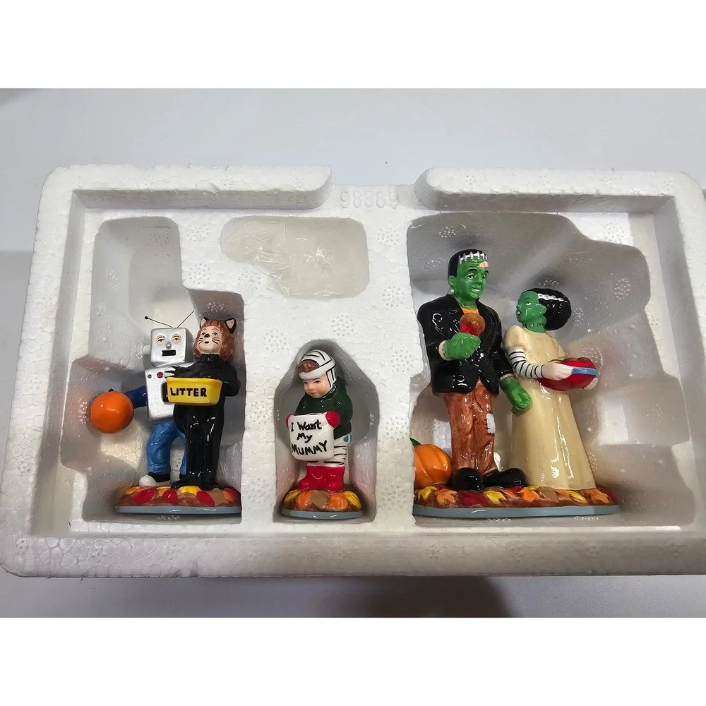 Dept 56 Snow Village Halloween Treats For The Kids Set of 3 Figurine 56.55016